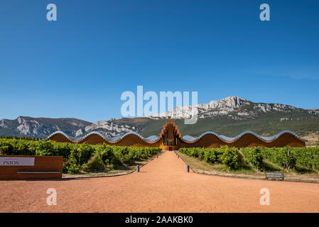 Laguardia, Euskadi/Spagna; Settembre, 2014 : Bodega Ysios cantina progettato da Santiago Calatrava costruito nel 2001 Foto Stock