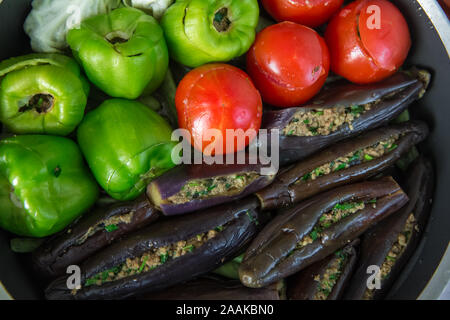 Melanzane sono ripiene di carne di agnello e riso. In Turchia, questo piatto viene chiamato Patlican dolmasi. melanzana riempimento . Melanzane ripiene nella caldaia . Foto Stock