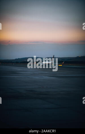 Grande aereo passeggeri sulla pista pronto al decollo all'aeroporto Foto Stock
