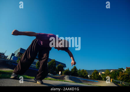 Forti fisicamente l'uomo facendo un lato flip in aria Foto Stock