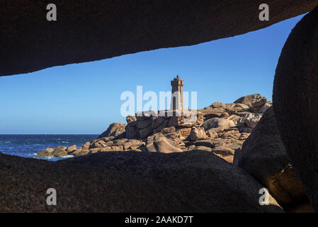 Il Pors Kamor faro lungo la Côte de Granit Rose / Costa di Granito Rosa a Ploumanac'h, Perros-Guirec, Côtes-d'Armor Bretagna, Francia Foto Stock