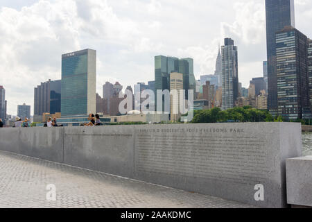 New York, Stati Uniti d'America - 20 agosto 2018: vista da Franklin D. Roosevelt quattro libertà Park verso il Midtown Manhattan edifici tra cui il quartier generale delle Nazioni Unite, Foto Stock