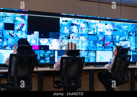 Team di agenti segreti in uniforme, monitoraggio cyber, video e comunicazioni al controllo principale centro dati stazione. Foto Stock