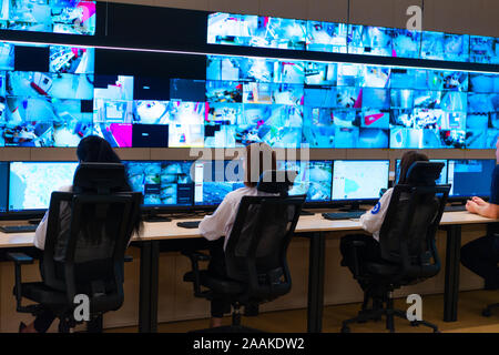 Team di agenti segreti in uniforme, monitoraggio cyber, video e comunicazioni al controllo principale centro dati stazione. Foto Stock