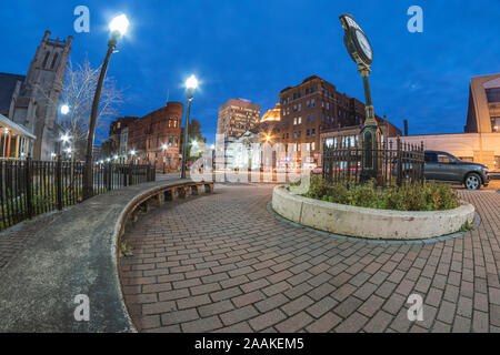 Utica, New York - Nov 11, 2019: vista Fisheye della zona storica di edifici in basso Genesee Street nel centro di Utica, nello Stato di New York, Stati Uniti d'America. Questa area Foto Stock