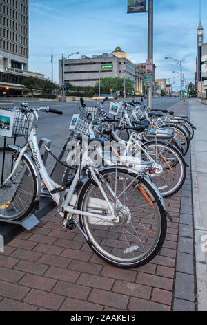 UTICA, NY, Stati Uniti d'America - maggio. 26, 2018: Zagster Bike condividere a Utica Genesee Street (centro), Utica, NY, STATI UNITI D'AMERICA. Foto Stock