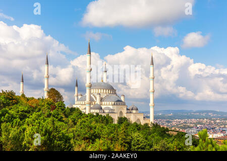 Camlica moschea di Istanbul, bella vista laterale Foto Stock