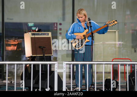 Anna Karjalainen (Maustetytöt) facendo sound-check sul palco di fronte a libreria Oodi a Helsinki in Finlandia Foto Stock