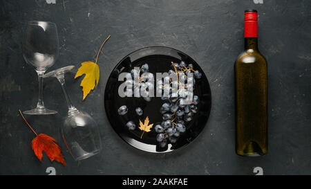 Versare il vino, vitigno,vino di Borgogna, uva appeso, vino bianco vetro, immagine concettuale Foto Stock