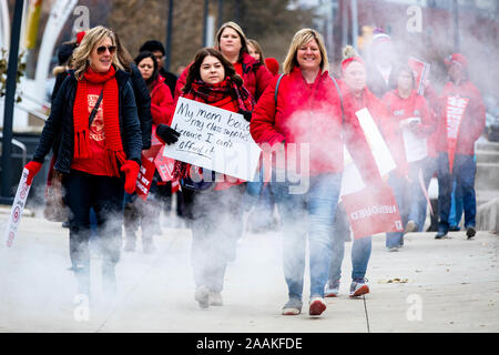 Indianapolis, Indiana, Stati Uniti d'America. Xix Nov, 2019. Oltre 15.000 insegnanti hanno partecipato al RED per Ed Action Day all'Indiana Statehouse a Indianapolis, Indiana, il 19 novembre 2019 per sostenere la pubblica istruzione. Credito: Lora di oliva ZUMA/filo/Alamy Live News Foto Stock