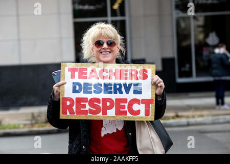 Indianapolis, Indiana, Stati Uniti d'America. Xix Nov, 2019. Oltre 15.000 insegnanti hanno partecipato al RED per Ed Action Day all'Indiana Statehouse a Indianapolis, Indiana, il 19 novembre 2019 per sostenere la pubblica istruzione. Credito: Lora di oliva ZUMA/filo/Alamy Live News Foto Stock