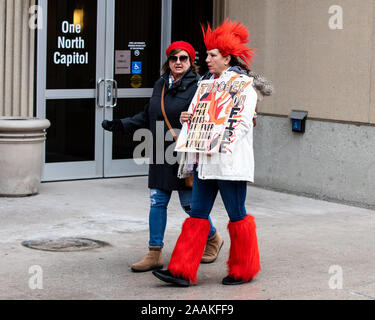 Indianapolis, Indiana, Stati Uniti d'America. Xix Nov, 2019. Oltre 15.000 insegnanti hanno partecipato al RED per Ed Action Day all'Indiana Statehouse a Indianapolis, Indiana, il 19 novembre 2019 per sostenere la pubblica istruzione. Credito: Lora di oliva ZUMA/filo/Alamy Live News Foto Stock