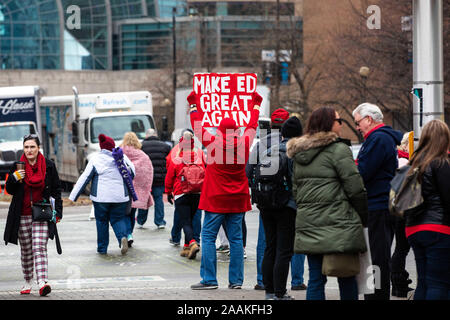 Indianapolis, Indiana, Stati Uniti d'America. Xix Nov, 2019. Oltre 15.000 insegnanti hanno partecipato al RED per Ed Action Day all'Indiana Statehouse a Indianapolis, Indiana, il 19 novembre 2019 per sostenere la pubblica istruzione. Credito: Lora di oliva ZUMA/filo/Alamy Live News Foto Stock