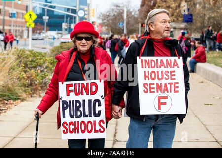 Indianapolis, Indiana, Stati Uniti d'America. Xix Nov, 2019. Oltre 15.000 insegnanti hanno partecipato al RED per Ed Action Day all'Indiana Statehouse a Indianapolis, Indiana, il 19 novembre 2019 per sostenere la pubblica istruzione. Credito: Lora di oliva ZUMA/filo/Alamy Live News Foto Stock