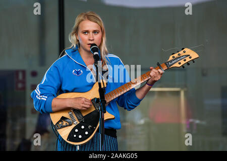 Anna Karjalainen (Maustetytöt) facendo sound-check sul palco di fronte a libreria Oodi a Helsinki in Finlandia Foto Stock