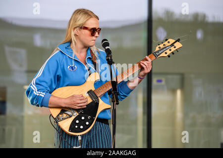 Anna Karjalainen (Maustetytöt) sul palco di fronte a libreria Oodi a Helsinki in Finlandia Foto Stock