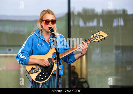 Anna Karjalainen (Maustetytöt) sul palco di fronte a libreria Oodi a Helsinki in Finlandia Foto Stock