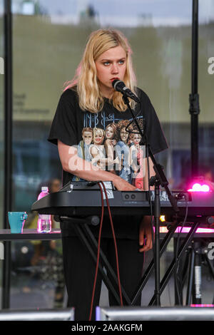 Kaisa Karjalainen (Maustetytö) sul palco di fronte a libreria Oodi a Helsinki in Finlandia Foto Stock