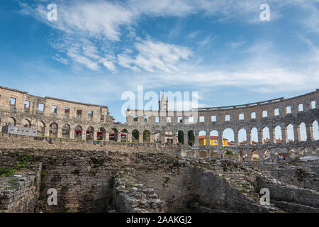 Vista interna dell'arena di Pola. L'Arena di Pula è il nome dell'anfiteatro romano situato a Pola, in Croazia. Foto Stock