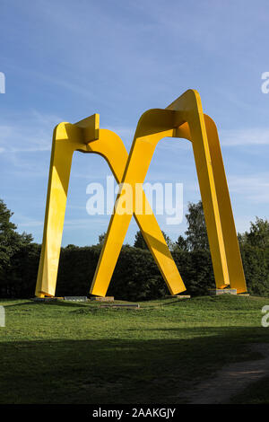 Kolmisointu - scultura pietra miliare da Rolf Westphal - in Rantapuisto parco di Järvenpää, Finlandia Foto Stock