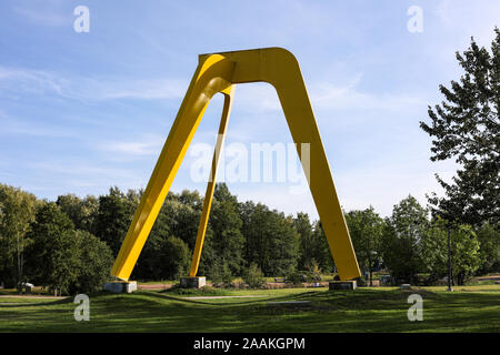 Kolmisointu scultura, un punto di riferimento locale di Rolf Westphal, in Rantapuisto di Järvenpää, Finlandia Foto Stock