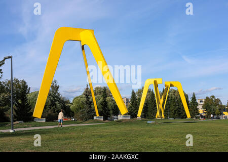 Kolmisointu scultura - punto di riferimento locale di Rolf Westphal - in Rantapuisto di Järvenpää, Finlandia Foto Stock