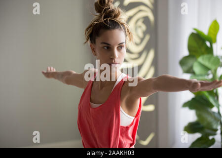 Calma tonica ragazza la formazione pratica lo yoga a casa Foto Stock