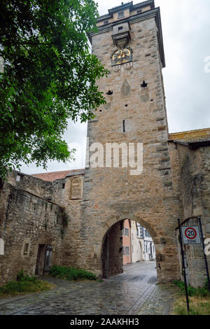 Porta Spital (Spitaltor) e Torre della porta (Spitaltorturm) con l'emblema dell'Aquila, l'ingresso meridionale della città vecchia di Rothenburg ob der Tauber Foto Stock