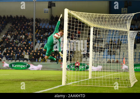 Doetinchem, Nederland. 22 Novembre, 2019. DOETINCHEM, De Vijverberg, 22-11-2019, calcio, olandese Keuken Kampioen Divisie, de Graafschap - Jong PSV, Jong PSV portiere Mike van de Meulenhof guardando la palla contro la traversa durante la partita de Graafschap - Jong PSV Credito: Pro scatti/Alamy Live News Foto Stock