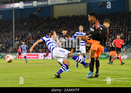 Doetinchem, Nederland. 22 Novembre, 2019. DOETINCHEM, De Vijverberg, 22-11-2019, calcio, olandese Keuken Kampioen Divisie, de Graafschap - Jong PSV, de Graafschap giocatore Javier Vet manca la palla durante la partita de Graafschap - Jong PSV Credito: Pro scatti/Alamy Live News Foto Stock