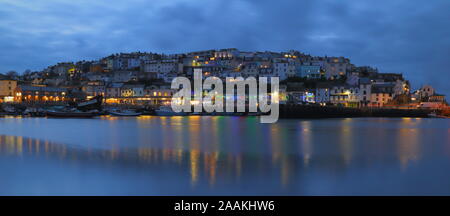 Città di pescatori di Brixham in Devon al tramonto Foto Stock