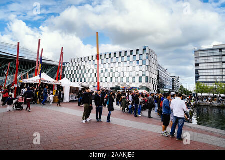 Dublino, Irlanda maggio 2016 Festival presso Dublin Docklands, Grand Canal Square. Bord Gais teatro di energia e di moderni edifici in background. Foto Stock