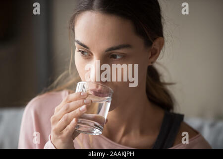 Close up girl acqua potabile sensazione di sete Foto Stock