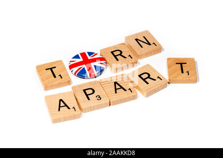 Conceptual: Scrabble lettere compitare lacerata con una bandiera europea badge pin come l'O. Foto Stock