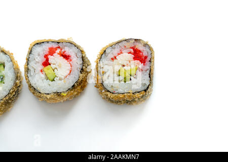 Hot Roll sushi con salmone, anguilla, tonno, avocado, royal boreale, crema di formaggio Philadelphia, caviale tobica, chuka. Foto Stock