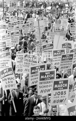 Manifestanti hanno marciato nella tenuta di strada segni durante il mese di marzo su Washington per i posti di lavoro e di libertà, Washington D.C., USA, fotografia di Marion S. Trikosko, 28 agosto 1963 Foto Stock