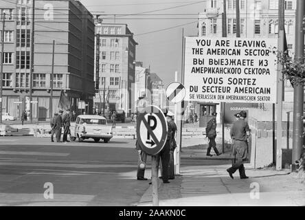 Checkpoint in Berlino Ovest, Germania Ovest con segno " si sta lasciando il settore americano' in quattro lingue, foto di Thomas J. O'Halloran, Ottobre 1961 Foto Stock