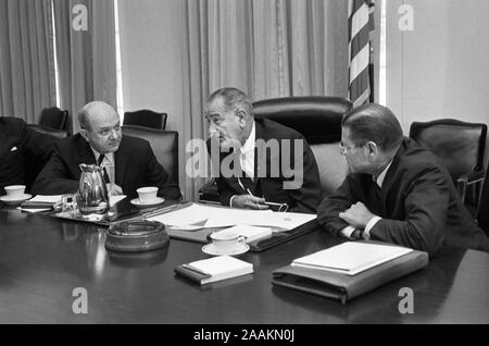 Stati Uniti Il Segretario della Difesa Robert McNamara (a destra), U.S. Il presidente Lyndon Johnson e U.S. Il segretario di Stato Dean Rusk, seduti a un tavolo dopo McNamara il ritorno dal Sud del Vietnam, Washington D.C., USA, fotografia di Warren K. Leffler, luglio 21, 1965 Foto Stock