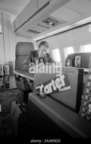 Candidato presidenziale democratica Jimmy Carter lavora a bordo del 'Peanut un' aereo di campagna, foto di Thomas J. O'Halloran, 13 Settembre 1976 Foto Stock