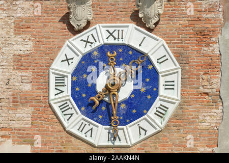 Orologio a Torre d'ingresso dello storico Arsenale Veneziano e il Museo Navale nel quartiere di Castello di Venezia - Italia. Foto Stock