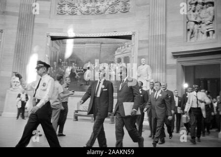 A. Philip Randolph e altri diritti civili leader sul loro modo al congresso durante la marcia su Washington per i posti di lavoro e di libertà, Washington D.C., USA, fotografia di Marion S. Trikosko, 28 agosto 1963 Foto Stock