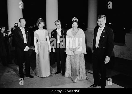 La First Lady Jacqueline Kennedy, Mohammad Reza Pahlavi, Shah di Iran, Farah Pahlavi e U.S. Presidente John F. Kennedy, ritratto di gruppo, alla Casa Bianca di Washington, D.C., USA, fotografia di Warren K. Leffler, Aprile 11, 1962 Foto Stock