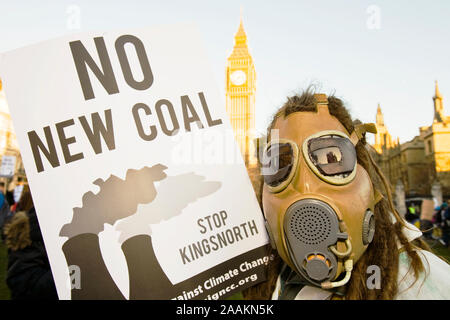 I manifestanti a un cambiamento climatico rally in piazza del Parlamento, a Londra nel dicembre 2008 con il Big Ben dietro. Foto Stock