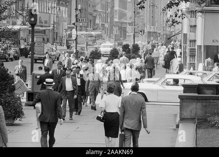 Scena di strada, Mid-Town Manhattan, New York, New York, Stati Uniti d'America, foto di Thomas J. O'Halloran, Agosto 1964 Foto Stock