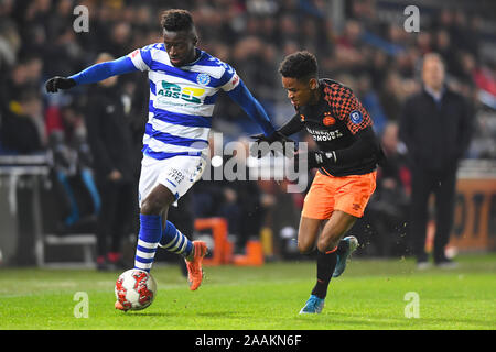 Doetinchem, Nederland. 22 Novembre, 2019. DOETINCHEM, De Vijverberg, 22-11-2019, calcio, olandese Keuken Kampioen Divisie, de Graafschap - Jong PSV, de Graafschap player Jordy Tutuarima con Jong PSV player Sekou Sidibe durante la partita de Graafschap - Jong PSV Credito: Pro scatti/Alamy Live News Foto Stock