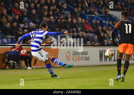 Doetinchem, Nederland. 22 Novembre, 2019. DOETINCHEM, De Vijverberg, 22-11-2019, calcio, olandese Keuken Kampioen Divisie, de Graafschap - Jong PSV, de Graafschap player Daryl van Mieghem rigature 1-1 durante la partita de Graafschap - Jong PSV Credito: Pro scatti/Alamy Live News Foto Stock