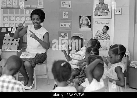 Maestro e giovani studenti di inizio capo classe estiva, Webb Scuola Elementare, WASHINGTON, STATI UNITI D'AMERICA, foto di Thomas J. O'Halloran, luglio 14, 1965 Foto Stock