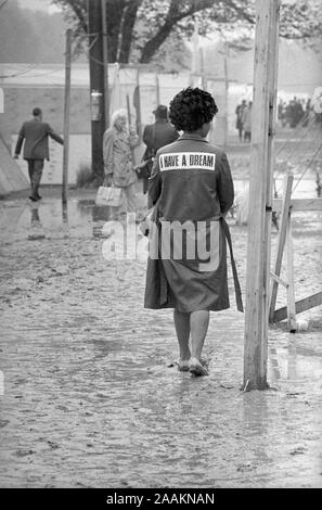 Vista posteriore della donna afro-americana che indossa un "Ho un sogno' Jacket a piedi attraverso il fango in baraccopoli noto come 'Resurrection City', WASHINGTON, STATI UNITI D'AMERICA, fotografo Thomas J. O'Halloran, Marion S. Trikosko, 24 maggio 1968 Foto Stock