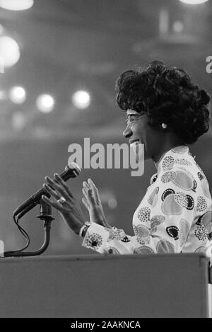 U.S. democratica Congressista Shirley Chisholm a podio durante la terza sessione della Convenzione Nazionale Democratica, Miami, Florida, Stati Uniti d'America, fotografia di Warren K. Leffler, luglio 12, 1972 Foto Stock