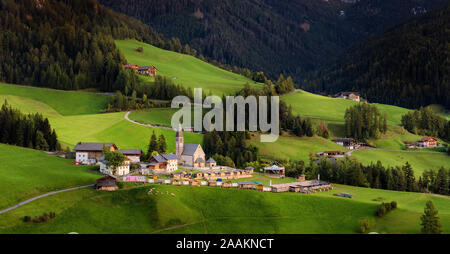 Famoso migliori località alpina del mondo, Santa Maddalena (St Magdalena) villaggio con magica montagne delle Dolomiti in background, Val di Funes, Tre Foto Stock